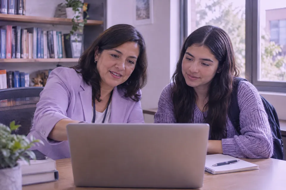 Asesora de empleabilidad revisa con un estudiante su avance.